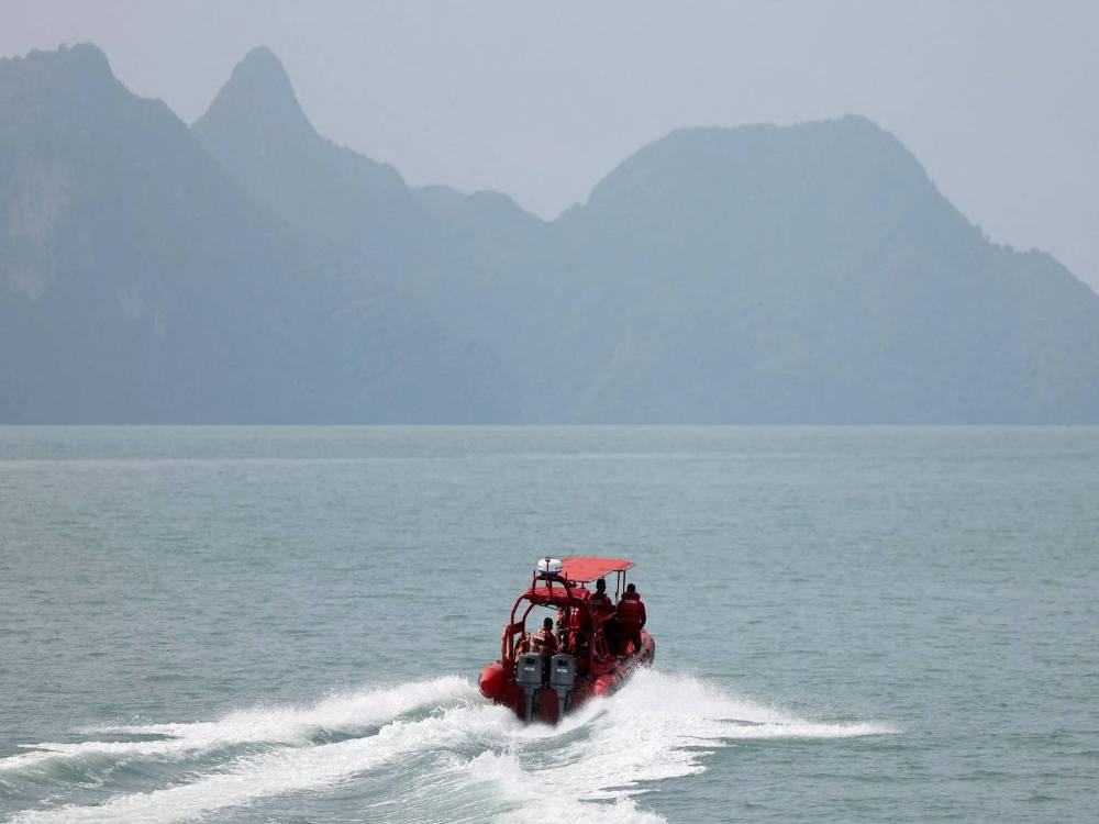 अंदमान समुद्रात बोट उलटली; 250+ प्रवासी बेपत्ता