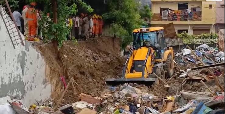 8-killed-as-wall-collapses-amid-heavy-rain-in-delhi-8-killed-as-wall-collapses-in-delhis-jaitpur-amid-heavy-rains-202508.jpg | समाधी स्थळाची 100 फूट लांब भिंत कोसळली, चिमुकलींसह 8 जणांचा मृत्यू | belgaum news | belgavkar बेळगावकर