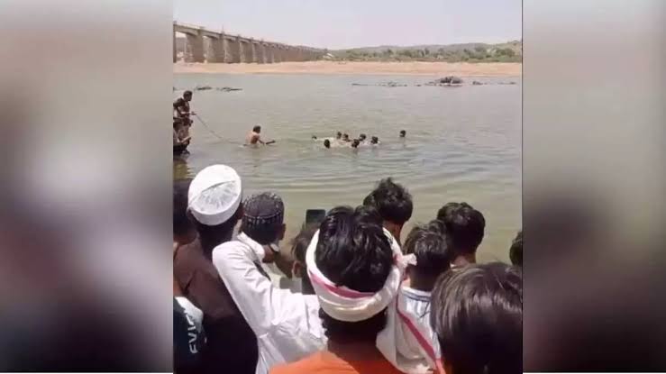 धक्कादायक....! नदीत अंघोळ करणे जीवावर बेतलं