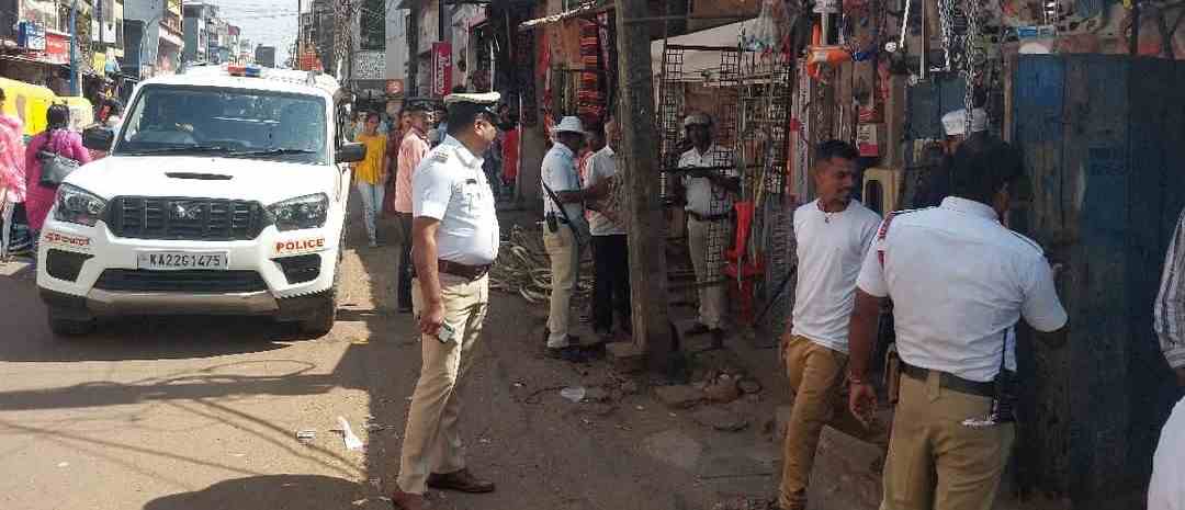 बेळगाव शहर आणि बाजारपेठ : दुकानांबाहेर अतिक्रमण
