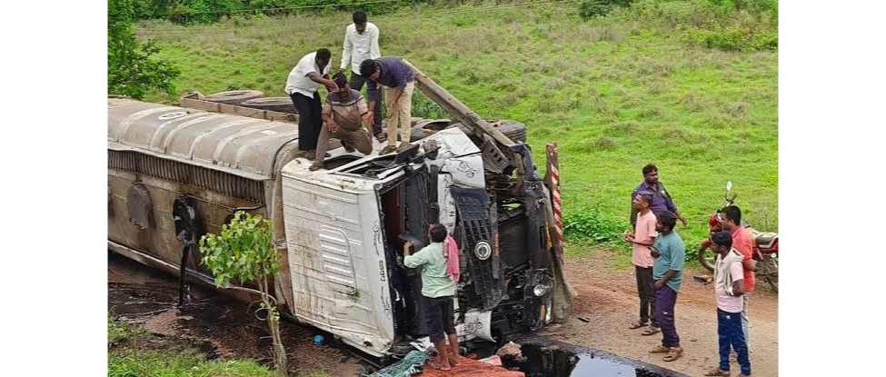 belgaum-news-3-workers-killed-on-the-spot-in-tanker-accident-on-itagi-cross-national-highway-in-kittur-taluka-202506_1.jpg | बेळगाव : 3 कामगार जागीच ठार | belgaum news | belgavkar बेळगावकर