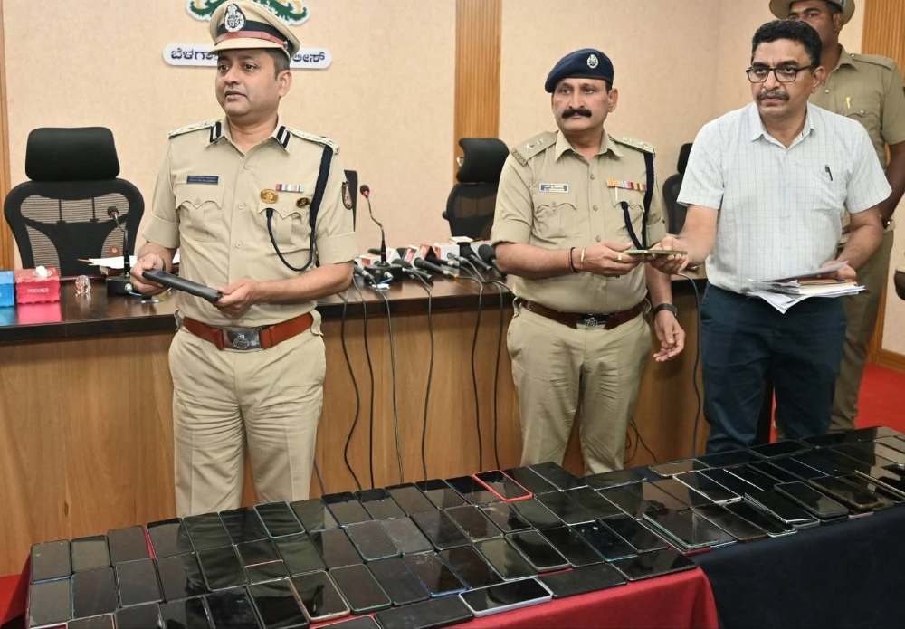 बेळगाव : चोरीस गेलेले व हरवलेले 114 मोबाईल परत केले