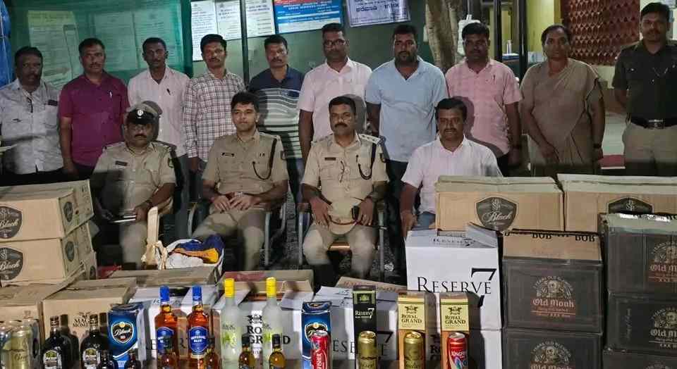 belgaum-news-bring-liquor-from-goa-state-to-belgaum-202503.jpg | बेळगाव शहरात पहिल्यांदाच ₹ 7 लाखांची दारु जप्त #Holi | belgaum news | belgavkar बेळगावकर belgaum-news-bring-liquor-from-goa-state-to-belgaum-202503.jpg | बेळगाव शहरात पहिल्यांदाच ₹ 7 लाखांची दारु जप्त #Holi | belgaum news | belgavkar बेळगावकर