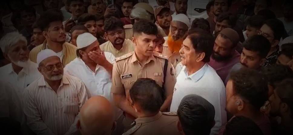 belgaum-news-desecration-of-religious-scriptures-in-santibastwad-kuran-hadis-belgaum-news-santibastwad-kuran-hadis-belagavi-belagavi-news-belgavkar-news-202505.jpg | बेळगाव : संतीबस्तवाडमध्ये धर्मग्रंथाची विटंबना | belgaum news | belgavkar बेळगावकर