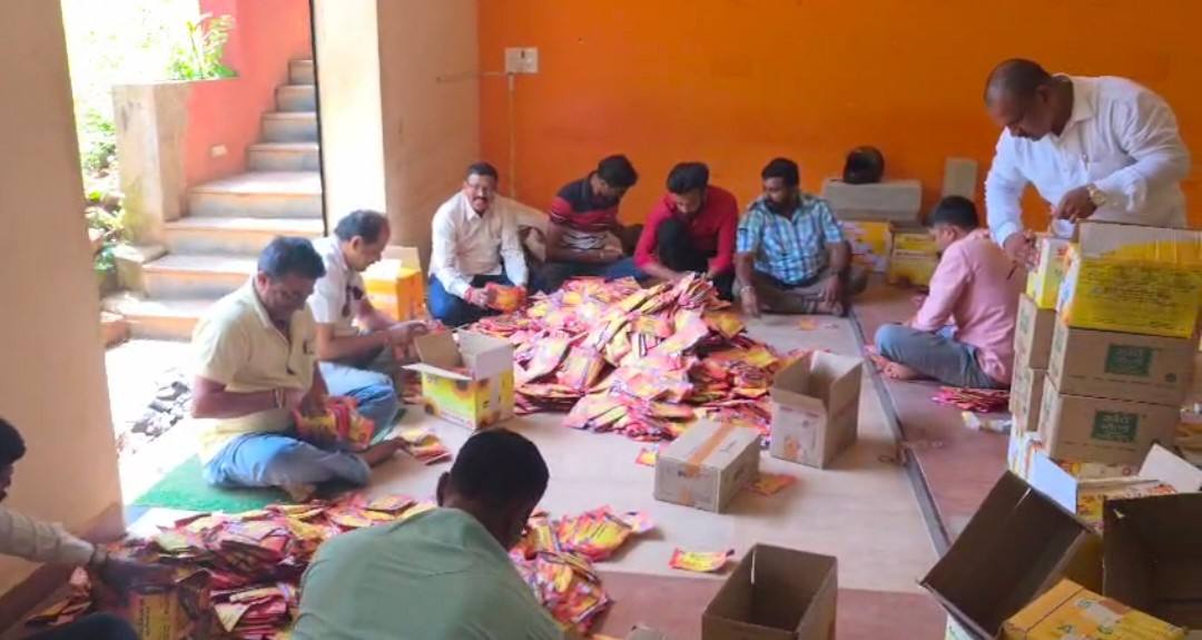 belgaum-news-diwali-festival-bharatiya-janata-party-25-000-packets-of-fragrant-oil-for-diwali-belgaum-rural-dhananjay-jadhav-202510.jpg | बेळगाव : भाजप नेते श्री धनंजय जाधव यांच्या वतीने राबविला 'हा' स्तुत्य उपक्रम | belgaum news | belgavkar बेळगावकर belgaum-news-diwali-festival-bharatiya-janata-party-25-000-packets-of-fragrant-oil-for-diwali-belgaum-rural-dhananjay-jadhav-202510.jpg | बेळगाव : भाजप नेते श्री धनंजय जाधव यांच्या वतीने राबविला 'हा' स्तुत्य उपक्रम | belgaum news | belgavkar बेळगावकर