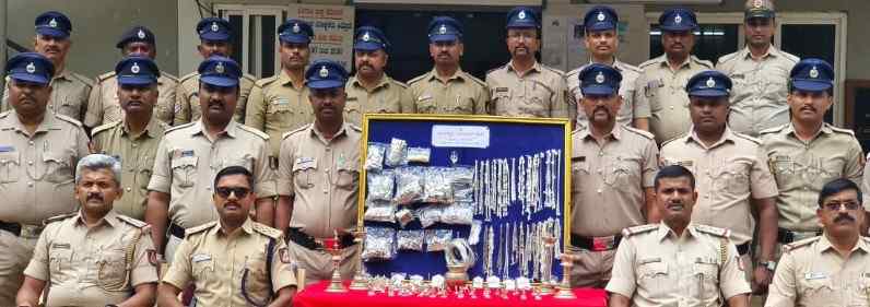 belgaum-news-kittur-interstate-gang-busted-kittur-police-busted-an-interstate-gang-broke-jewelery-shop-in-kittur-and-looted-jewellery-in-just-202608.jpg | @ बेळगाव; 5 चोरटे गजाआड; सराफी दुकान फोडणाऱ्या टोळीचा छडा | belgaum news | belgavkar बेळगावकर