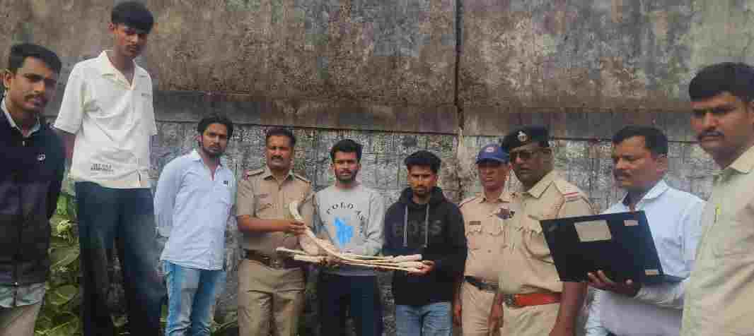 belgaum-news-resident-of-azamnagar-was-attacked-on-cafe-in-the-hanumannagar-tv-center-area-on-race-course-road-fir-arrested-20261017.jpg | @ बेळगाव; दोघांना अटक; कॅफेमध्ये तरुणावर हल्ला | belgaum news | belgavkar बेळगावकर