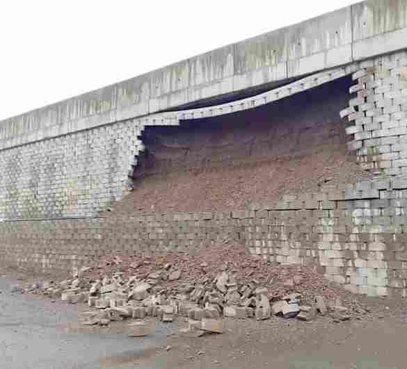 belgaum-news-side-wall-collapse-near-gandhi-hospital-on-pune-bangalore-highway-in-nipani-portion-of-the-side-wall-of-the-under-construction-pune-bangalore-highway-collapsed-portion-of-the-guard-wall-a-202607_1.jpg | @ बेळगाव; बांधकाम सुरु असलेल्या महामार्गाची संरक्षक भिंत ढासळली | belgaum news | belgavkar बेळगावकर