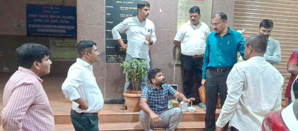 belgaum | बेळगाव : ₹ 50000 घेताना पकडलं... बेळगाव : ₹ 50000 घेताना पकडलं...