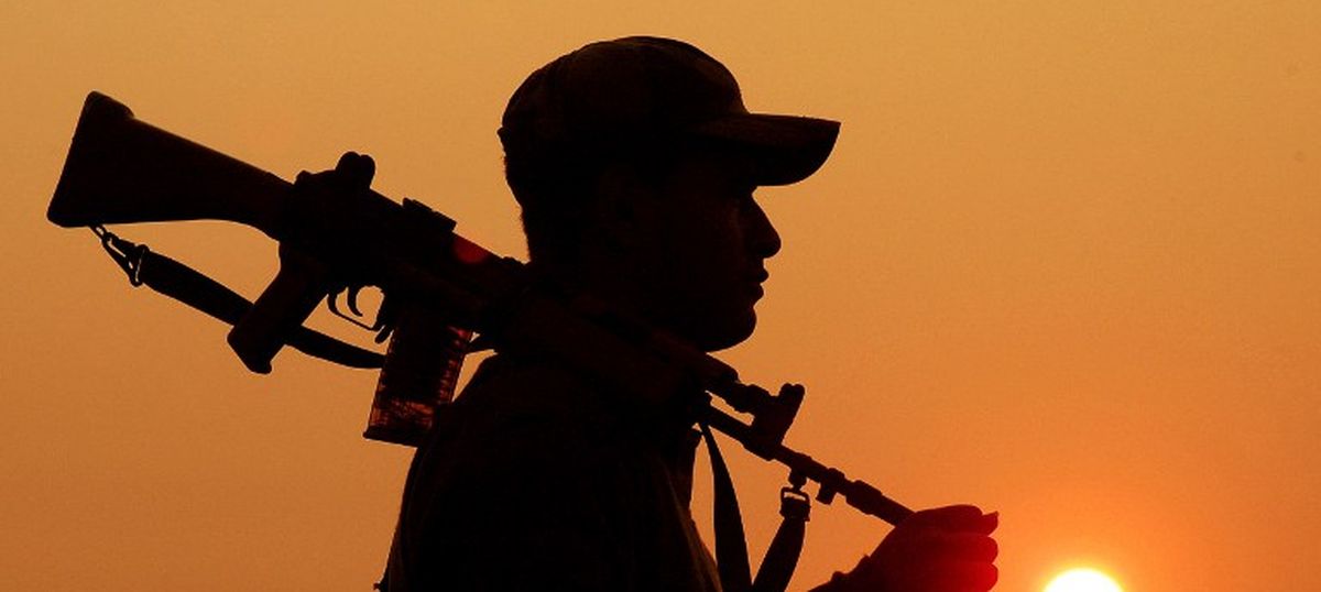 belgaum | अधिकाऱ्याच्या पत्नीसोबत कर्नलचे अफेअर, सैन्यानं केली कारवाई, मात्र... अधिकाऱ्याच्या पत्नीसोबत कर्नलचे अफेअर, सैन्यानं केली कारवाई, मात्र...