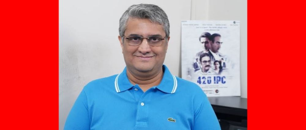 बॉलिवूडच्या लोकप्रिय दिग्दर्शकाने केला चाकूनं हल्ला