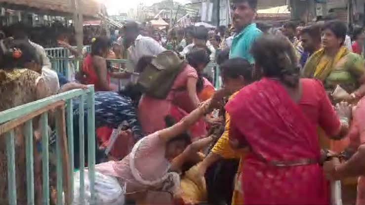 कर्नाटकमध्ये मंदिरात उसळली गर्दी, शॉक लागल्याने चेंगराचेंगरीसदृश्य परिस्थिती;