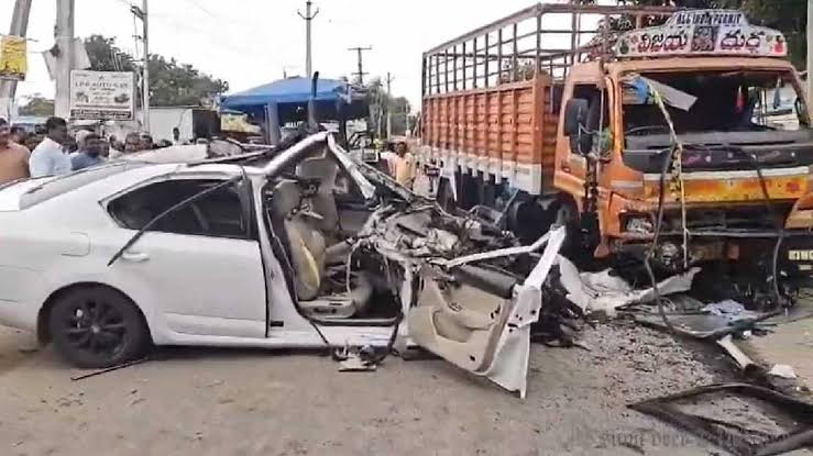 fatal-road-accident-in-hyderabad-claims-three-lives-sad-3-students-killed-in-road-crash-in-hyderabad-3-hours-ago-gulte-202505.jpeg | काळजाचा थरकाप उडविणारा अपघात; 5 सेकदांत 3 विद्यार्थ्यांचा जीव गेला; | belgaum news | belgavkar बेळगावकर