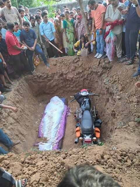 मुलाचा मृतदेहासोबत पुरली बाईक; मन हेलावून टाकणारी घटना