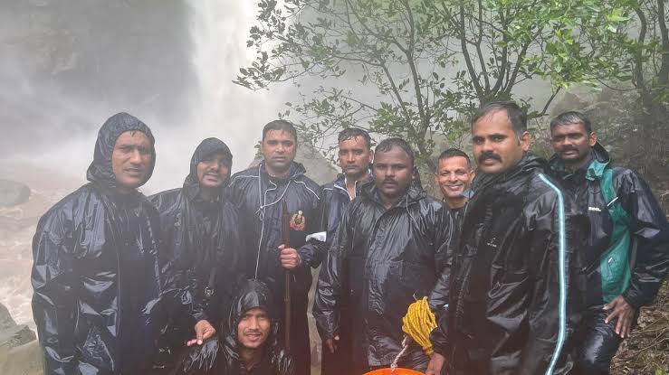 fire-brigade-rescue-operation-pandavkada-falls-is-located-about-9-km-away-from-navi-mumbai-pandavkada-falls-pandavkada-falls-is-a-waterfall-located-kharghar-20250728.jpeg | Video : पांडवकडा धबधब्यावर तरुण अडकला | belgaum news | belgavkar बेळगावकर