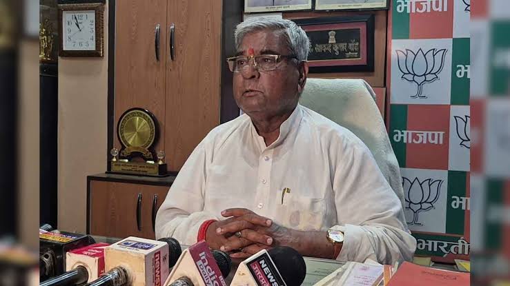 former-bjp-mp-attacked-survived-after-being-hidden-in-his-house-by-activists-202505.jpeg | माजी खासदारावर प्राणघातक हल्ला; 2024 मध्ये त्यांचा मुलगा खासदार | belgaum news | belgavkar बेळगावकर