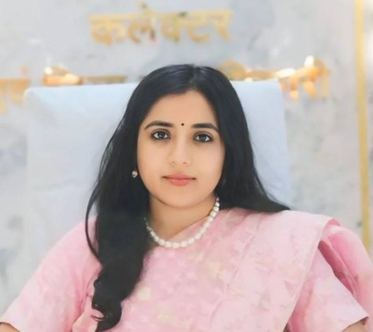 belgaum | DP वर कलेक्टरचा फोटो, IAS च्या नावाने अधिकाऱ्यांकडे मागितले पैसे; DP वर कलेक्टरचा फोटो, IAS च्या नावाने अधिकाऱ्यांकडे मागितले पैसे;