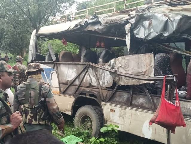 @देवघर भाविकांवर काळाचा घाला; बस—ट्रकची समोरासमोर धडक;
