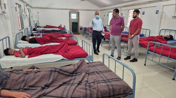 @कर्नाटक एका विद्यार्थ्याचा मृत्यू, 28 विद्यार्थी रुग्णालयात