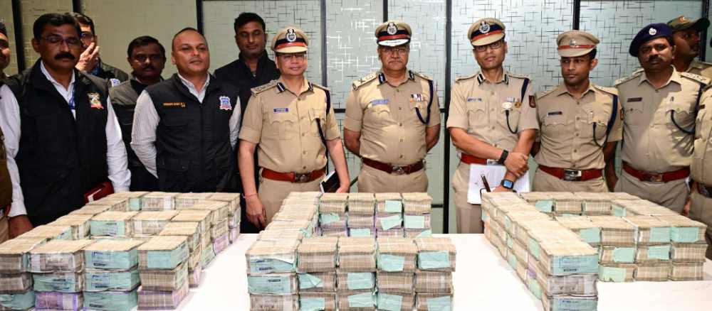 karnataka-news-6-arrested-in-bengaluru-atm-heist-as-police-recover-most-of-stolen-rs-7-crore-202511.jpg | कर्नाटक : मास्टरमाईंड पोलीसाला अटक; दरोड्यातील ₹ 5.7 कोटींची रक्कम जप्त; | belgaum news | belgavkar बेळगावकर