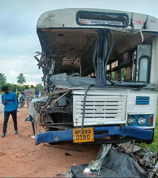 karnataka-news-hoskote-five-including-two-children-killed-in-lorry-bus-collision-belgaum-news-karnataka-belgavkar-news-belgaum-202506.jpeg | कर्नाटक : बस—लॉरी अपघातात 4 जण ठार | belgaum news | belgavkar बेळगावकर