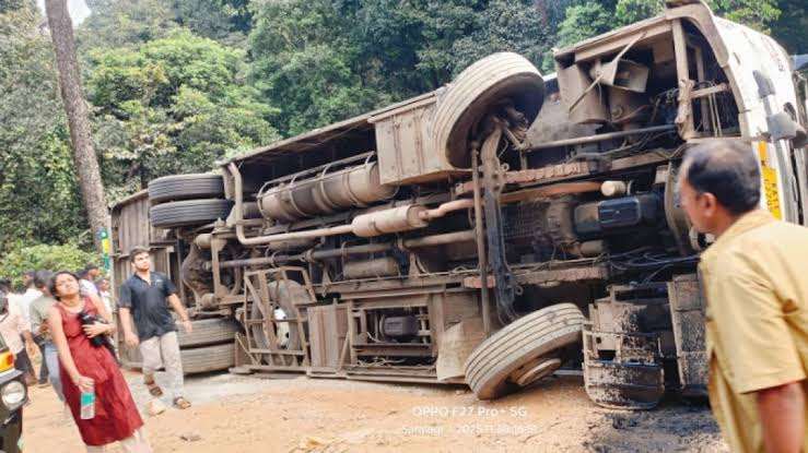 कर्नाटक : सहलीच्या बसला होन्नावरजवळ अपघात — विद्यार्थ्याचा मृत्यू