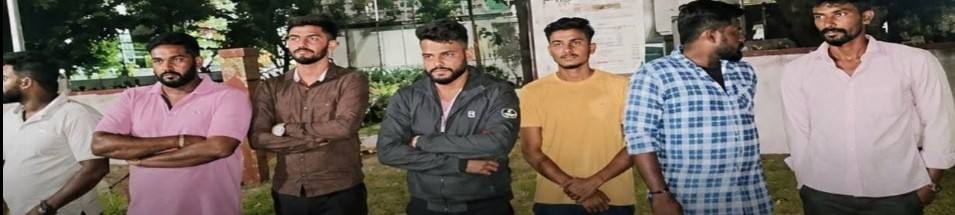karnataka-video-mob-attacks-family-on-highway-assault-caught-on-car-dashcam-family-attacked-on-bengaluru–mysuru-expressway-by-unidentified-men-202607.jpg | @ कर्नाटक; Video : माझे दागिने घ्या, पण पतीला सोडा | belgaum news | belgavkar बेळगावकर