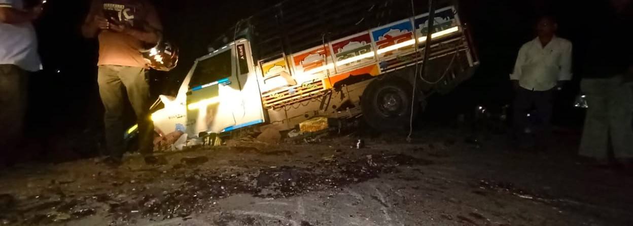 शंभरीच्या स्पीडने सुसाट, टायर फुटताच ओवरलोड पिकअप ट्रक पलटी