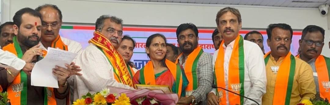 mahaganapati-of-ranjangaon-maharashtraranjangaon-ganpati-gram-panchayat-ex-sarpanch-swati-pachundkar-join-bjp-sarpanch-swati-pachundkar-join-bjp-202510.jpg | रांजणगाव गणपती; करोडो रुपयांची जमीन हडपल्याचा गुन्हा असलेल्या सरपंच भाजपमध्ये | belgaum news | belgavkar बेळगावकर