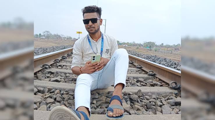 भयंकर...! ट्रेंड फॉलो करण्यासाठी रेल्वे ट्रॅकवर रील