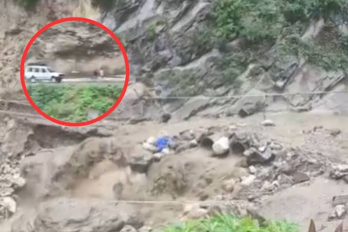 massive-cloudburst-hits-kishtwars-chishoti-on-machail-mata-yatra-route-casualties-feared-massive-cloudburst-in-jks-chositi-triggers-flash-flood-substantial-casualty-expected-20250814.jpeg | @किश्तवाडमध्ये यात्रेच्या सुरुवातीला असणाऱ्या गावातच ढगफुटी - 35 जणांचा मृत्यू | belgaum news | belgavkar बेळगावकर