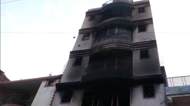 बूट फॅक्टरीमुळे 6 मजली इमारतीला भीषण आग — एकाच कुटुंबातील 5 जणांचा होरपळून मृत्यू Video