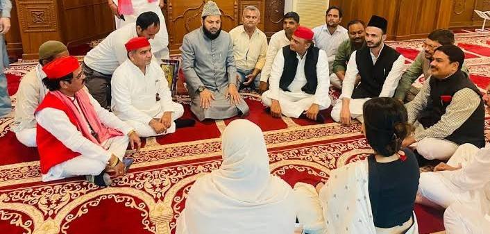 maulana-assaulted-in-tv-studio-after-remarks-against-dimple-yadav-anti-women-cleric-faces-case-for-remark-on-samajwadi-mp-dimple-yadav-202507.jpg | डिंपल यादव यांच्याबद्दल वादग्रस्त विधान; मौलाना साजिद रशीदींना न्यूज चॅनेलच्या स्टुडिओमध्ये मारहाण Watch Video | belgaum news | belgavkar बेळगावकर