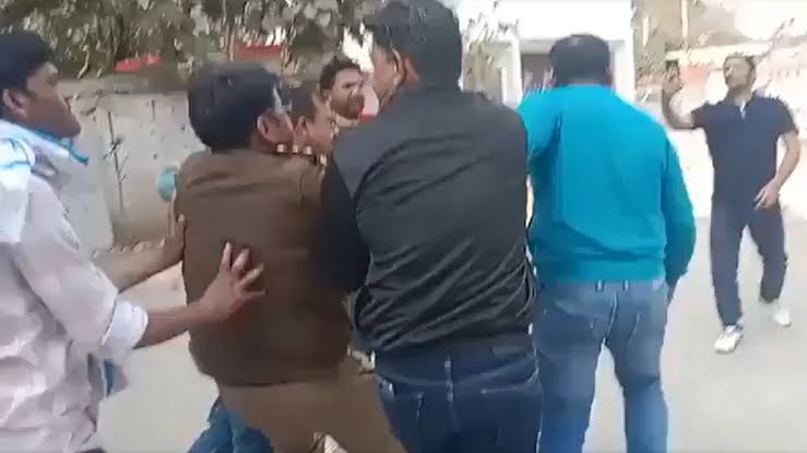 police-inspector-caught-red-hand-while-taking-bribe-incident-in-mirzapur-chilh-police-station-202502.jpeg | Video : पोलीस ठाण्यात लाच घेताना पकडले | belgaum news | belgavkar बेळगावकर