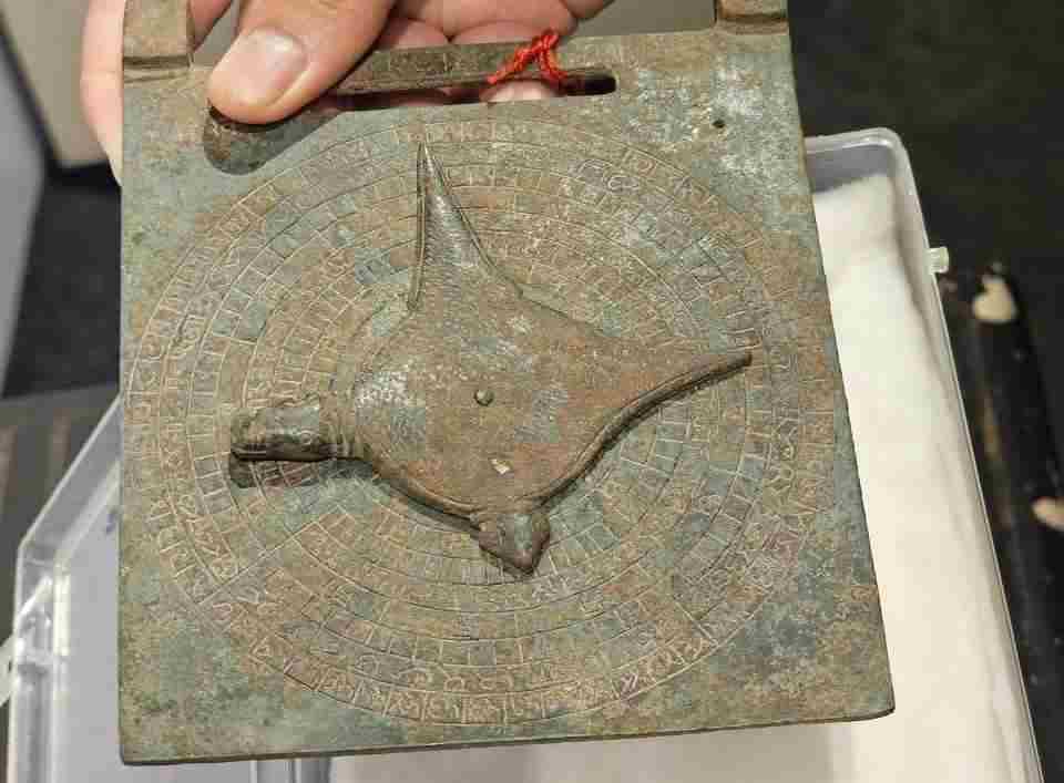 raigad-fort-excavation-astrolabe-excavations-at-raigad-fort-202506.jpg | रायगडावर सापडलं गूढ यंत्र; उलगडणार अनेक शिवकालीन रहस्यं | belgaum news | belgavkar बेळगावकर