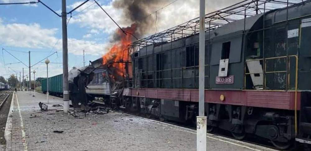 रशियाचा युक्रेनवर हवाई हल्ला; प्रवासी ट्रेन व रेल्वे स्थानकावर बॉम्ब