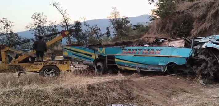 सापुतारा घाटात बस 200 फूट दरीत कोसळली, 7 जण जागीच ठार