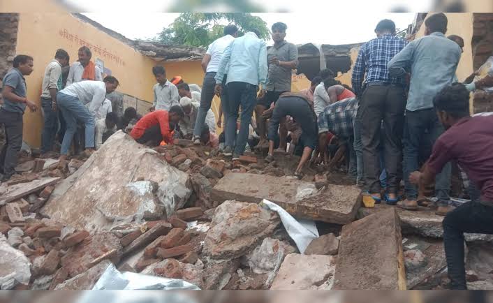 शाळेतील प्रार्थनेला जातानाचं वर्गाचं छत कोसळल — 4 विद्यार्थ्यांचा मृत्यू @पिपलोडी