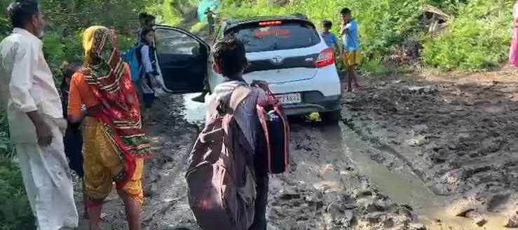50 वर्ष झाली रस्ता कधी देणार; शाळकरी मुलांची थेट महिला सरपंचाच्या गाडीवर चिखलफेक