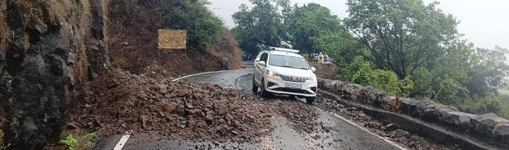 आंबोली घाटात कोसळली दरड