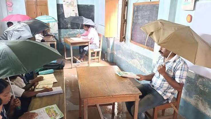 Video : शाळेतील धक्कादायक वास्तव; वर्गात छत्री घेऊन 68 विद्यार्थी