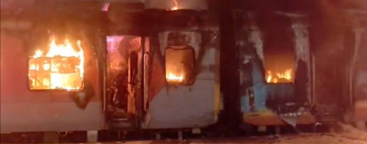 भीषण काळरात्र; टाटा नगर—एर्नाकुलम एक्स्प्रेसमध्ये आग;