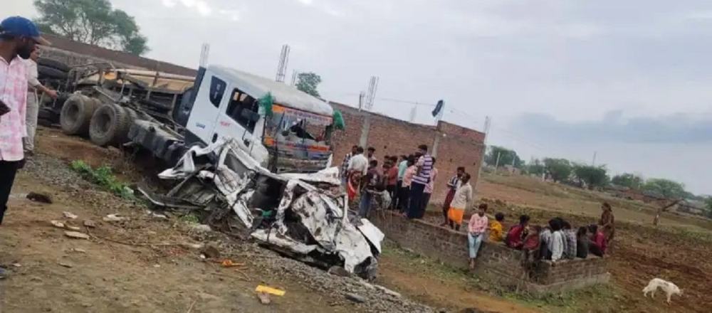 सिमेंटने भरलेला ट्रक कारवर उलटला