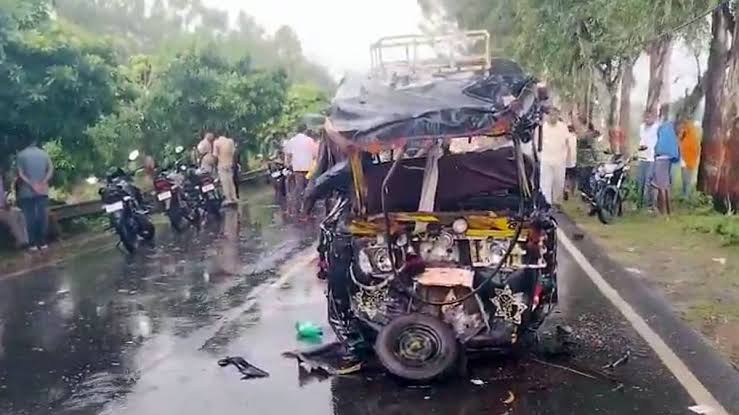 गंगा स्नानाला जाताना काळाचा घाला; ट्रकने ऑटोला चिरडले