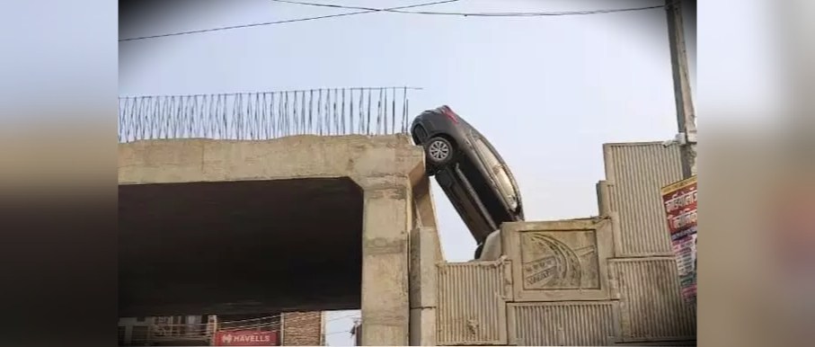 चूक गुगलची की ड्रायव्हरची? ऑनलाईन मॅपच्या नादात कार पडली ब्रीजवरुन