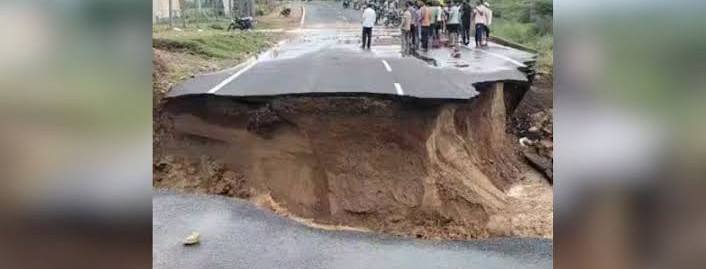 video-rajasthan-newly-built-state-highway-road-washed-away-before-inauguration-newly-constructed-state-highway-rajasthans-jhunjhunu-district-newly-built-rajasthan-highway-washed-away-in-jhunjhunu--202507.jpg | Video : संतापजनक...! उद्घाटनापूर्वीच वाहून गेला नवा रस्ता | belgaum news | belgavkar बेळगावकर