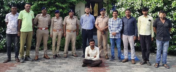video-sparks-outrage-gujarat-man-pesters-feasting-lion-in-show-of-bravado-arrested-wildlife-violation-gujarat-man-arrested-for-approaching-lion-feeding-on-prey-202508.jpg | Watch Video : सिंहाला छळलं; त्याला अटक; | belgaum news | belgavkar बेळगावकर