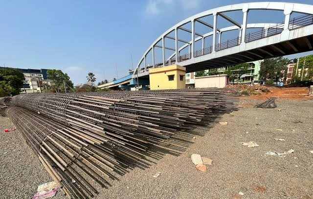 बेळगाव : 17 कोटी रुपयांतून टिळकवाडी येथील तिसऱ्या रेल्वे फाटकावरील उड्डाणपुलाच्या दुसऱ्या बाजूचे कामही